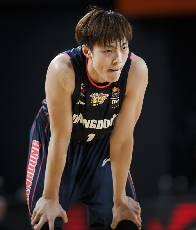 开云体育-亚冠赛程吃紧，深圳男篮今夜篮板制胜，气氛紧张，轮换策略成焦点的简单介绍